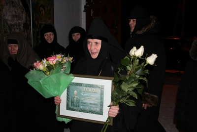Сестры встречают игумению Евдокию после награждения.jpg